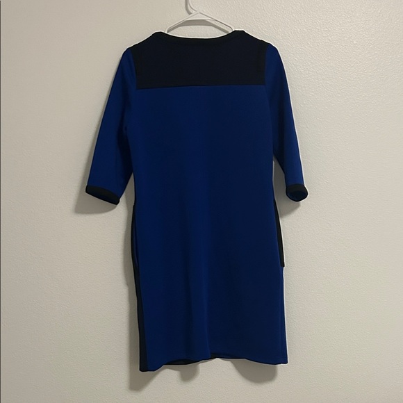 Elegant Blue and Black Colorblock Dress with Pockets - Picture 2 of 3